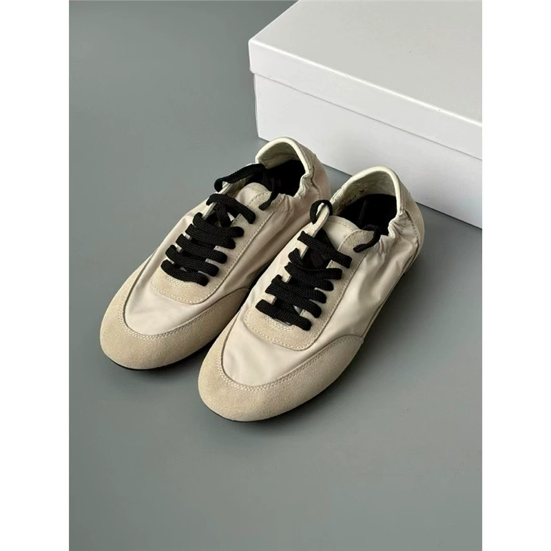 Женские спортивные кроссовки 2025 года, новая модель, оптом, без этикетки, из натуральной кожи, тренировочные, плоские, повседневные, универсальные.