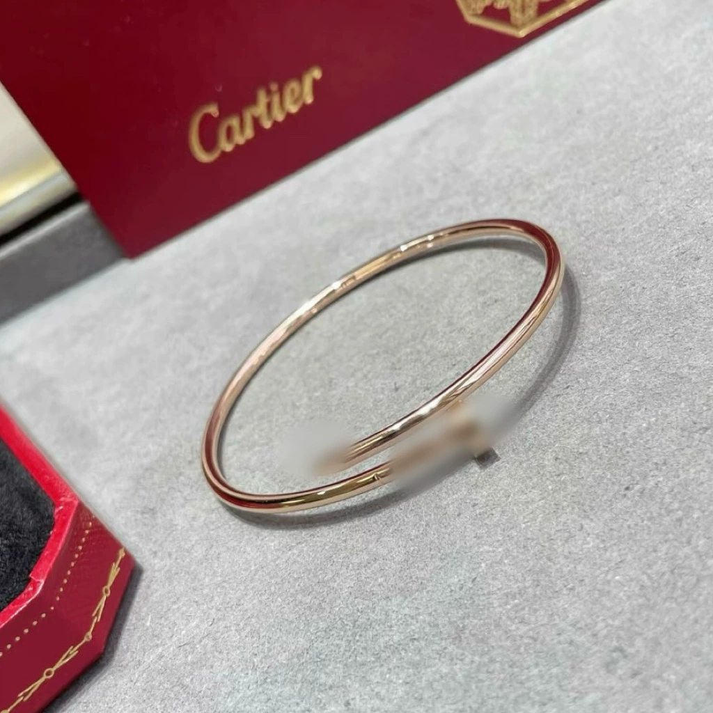Класс bracelets? Похоже: "Classic golden fashionable bracelet for beloved, 18 carat, pink gold, light luxury style"