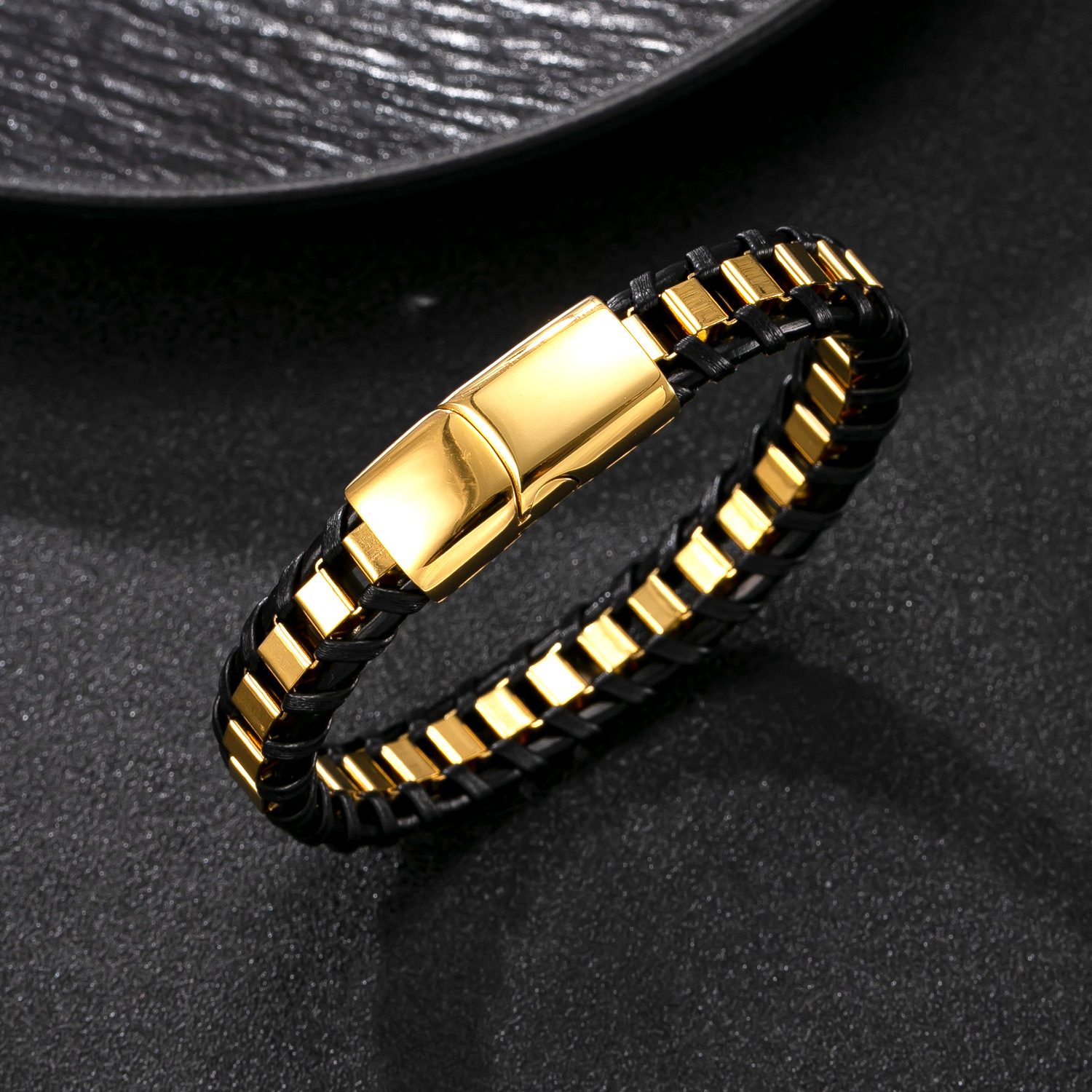 Amazon explosión joyería de acero inoxidable pulsera de cuero tejido para hombre retro punk titanio acero no se desvanece fábrica de pulseras