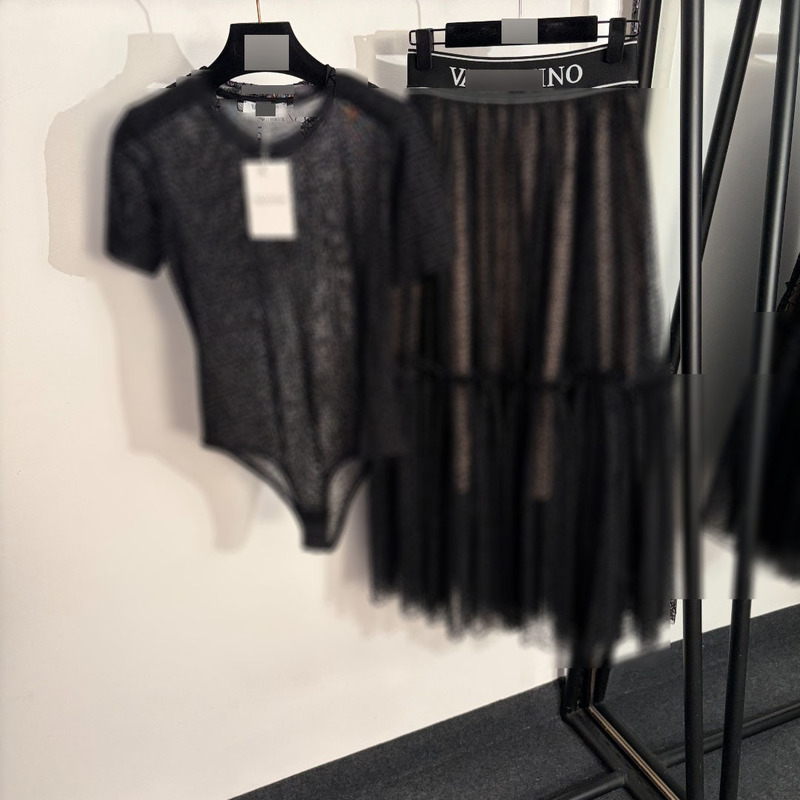 New Fashion Set for Export: Vintage Floral Velvet V-Letter Slim-Fit Short-Sleeve Bodysuit Top + Mesh Skirt New Fashion Set for Export: Vintage Floral Velvet V-Letter Slim-Fit Short-Sleeve Bodysuit Top + Mesh Skirt