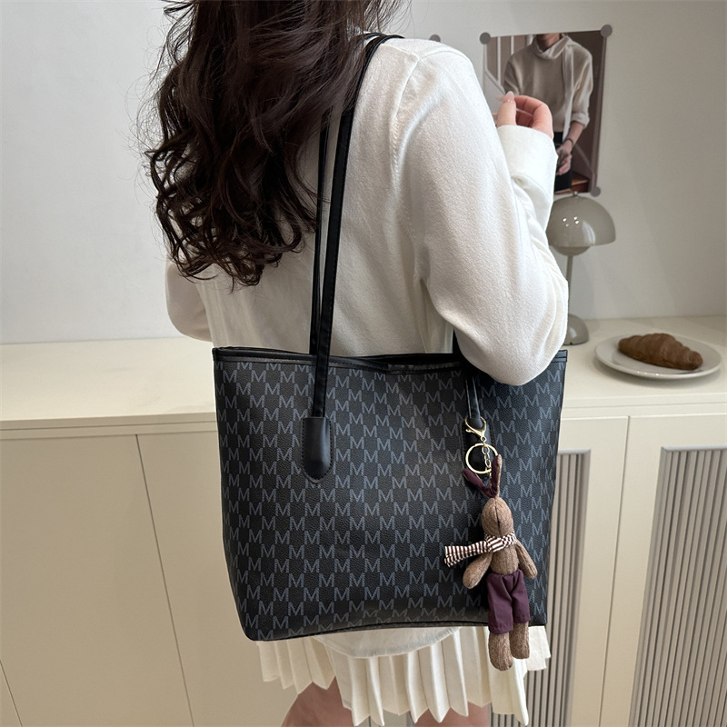 Bolso de mano de gran capacidad de mujer 2025 primavera y verano nuevo nicho de diseño universal en la bolsa de hombro de viaje