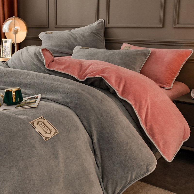 Alta sensación de cama de terciopelo de leche cuatro piezas con sábanas de terciopelo de coral de brida en otoño y invierno con un conjunto de terciopelo de tres piezas