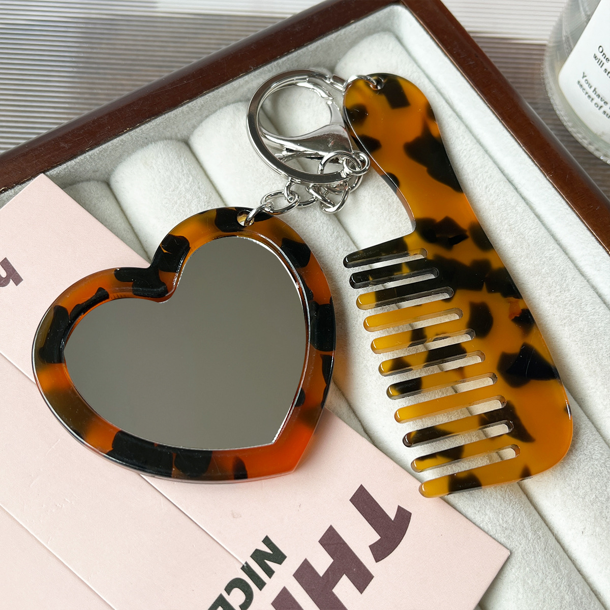 Amor acrílico espejo pein cubierta colgante simple bolsos accesorios colgante manejo portátil pein llavero