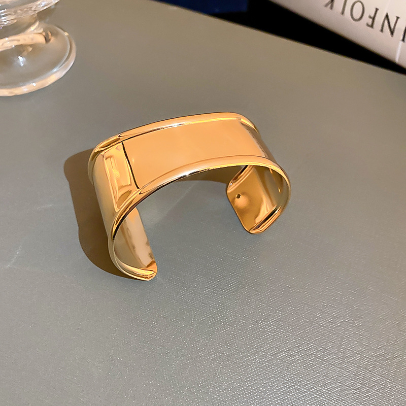 Pulsera plisada irregular de metal estilo europeo y americano fresco elegante pulsera personalidad de alto grado de lujo ligero pulsera al por mayor femenina