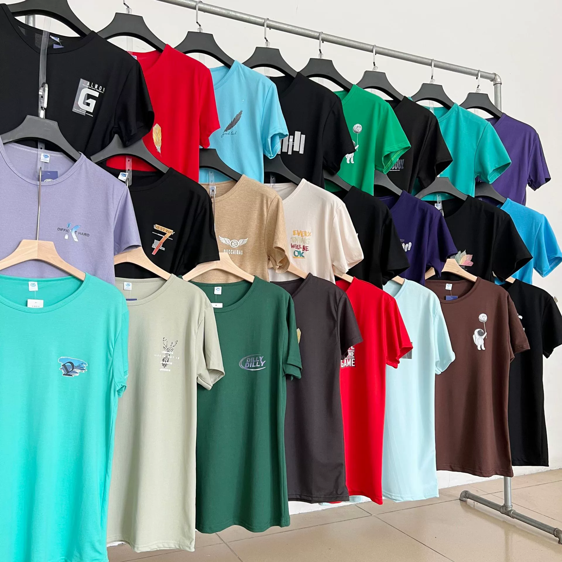 Футболки с короткими рукавами для мужчин 2025 летом новые продукты для производителей оптом 5 юаней одежды хвост ночной рынок дешевый источник