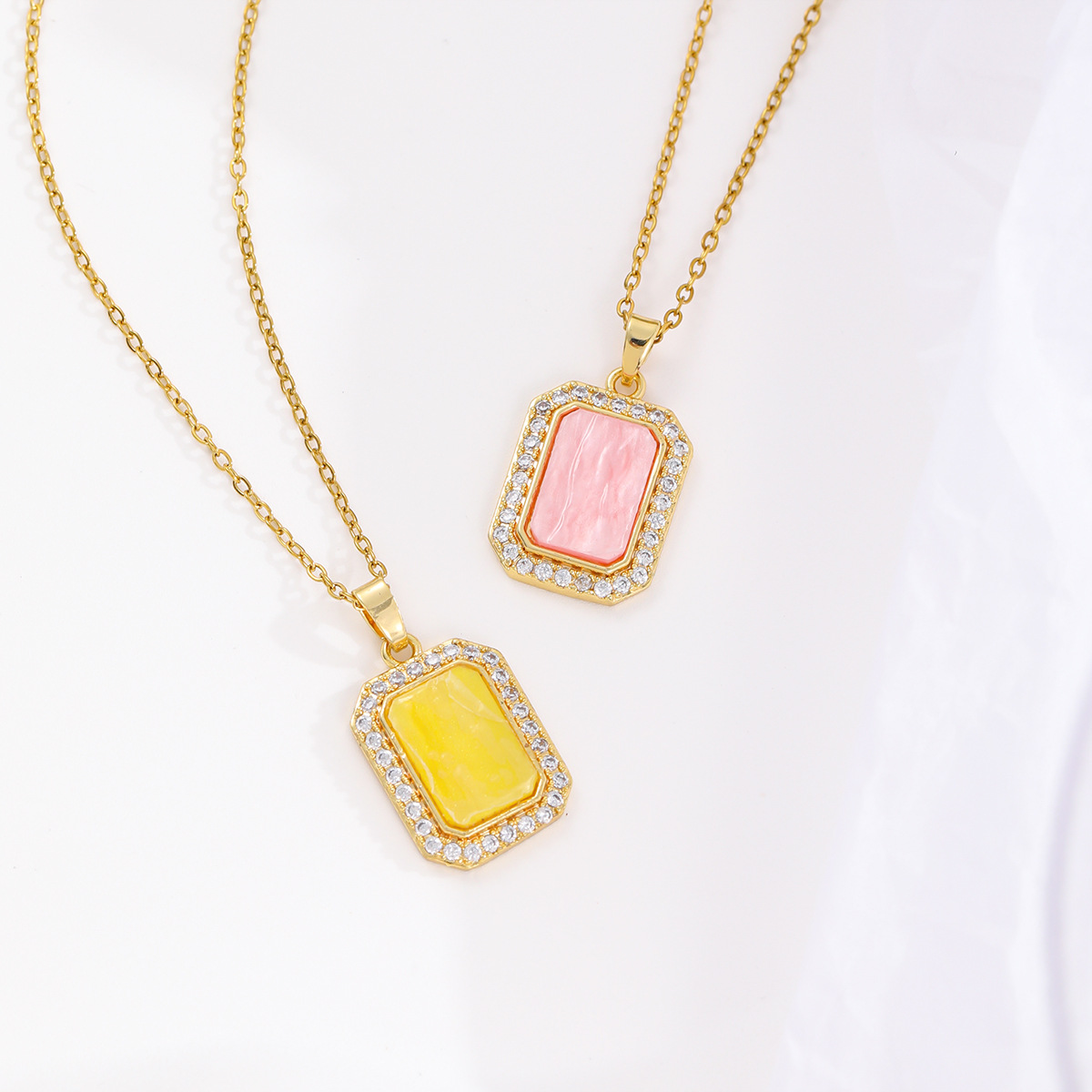 Collar de circón de cobre con incrustaciones de moda de lujo simple europeo y americano, diseño de nicho femenino, collar cuadrado, cadena de clavícula retro personalizada