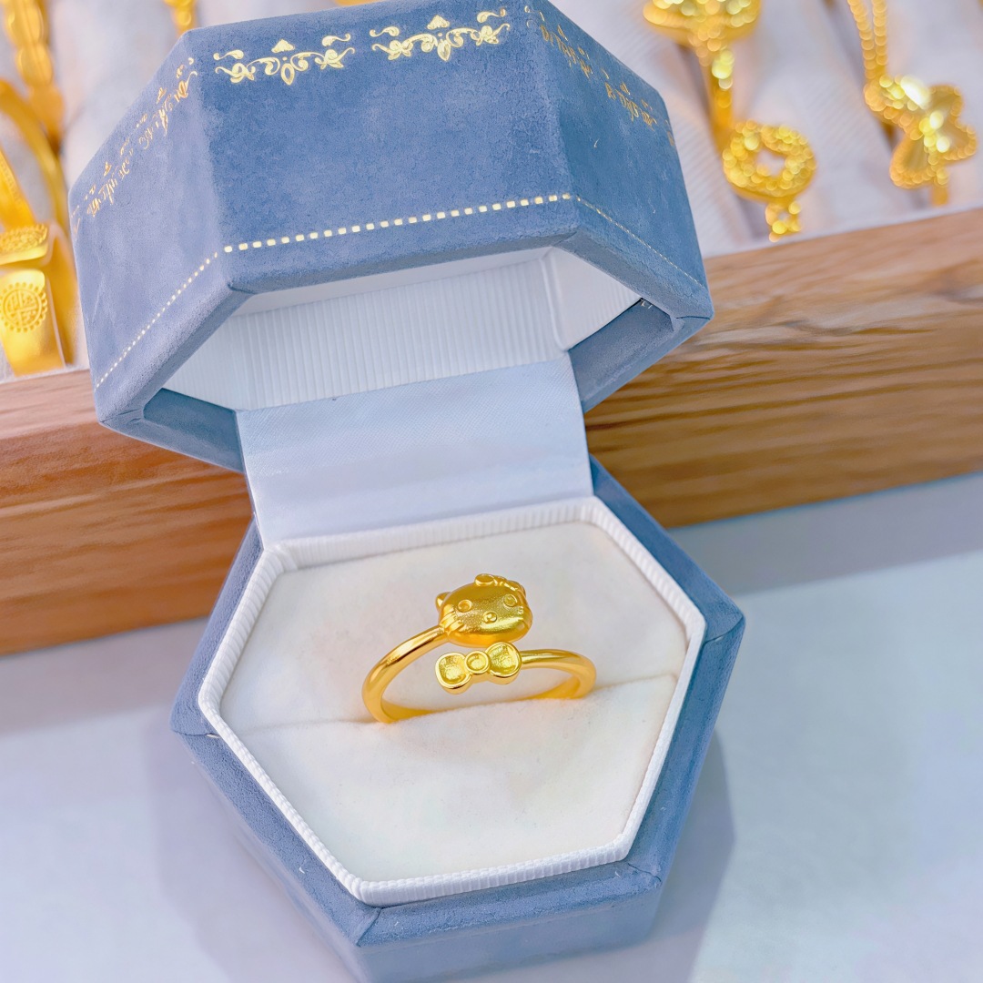 Ring with bow