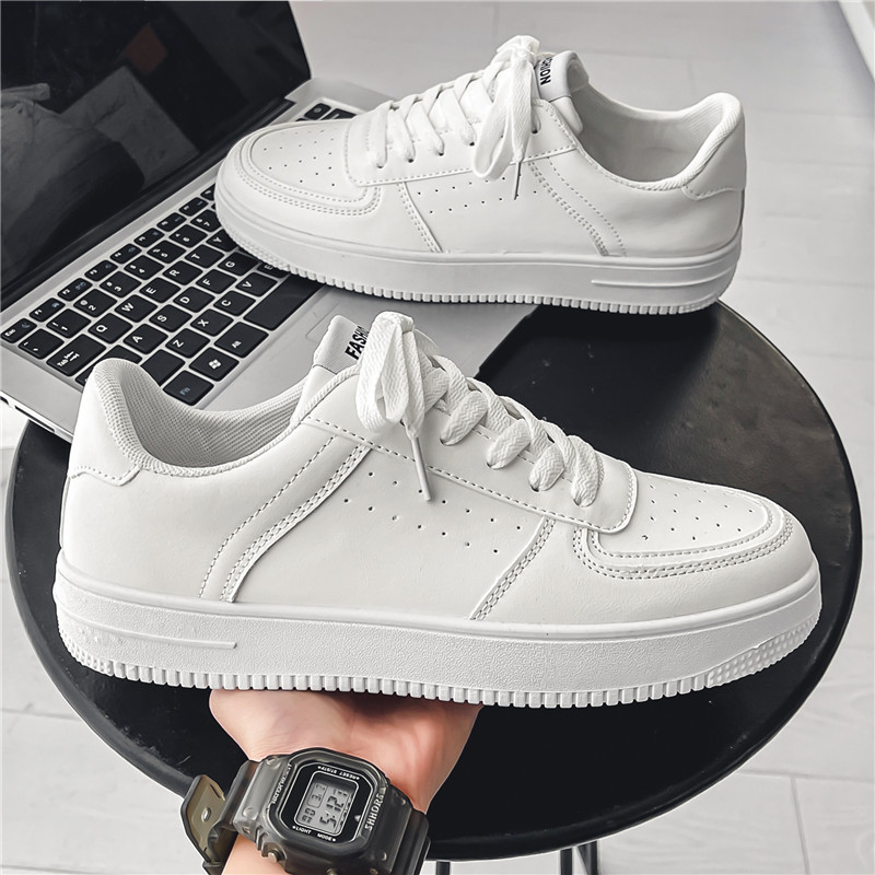 Zapatos de skate para hombres primavera 2026 nuevos zapatos de red deportivos casuales transpirables tendencia juvenil universal color sólido zapatos blancos para hombres