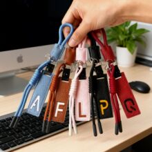 网红黑色英文字母轻奢皮革挂件钥匙扣卡通可爱钥匙小众包包挂件