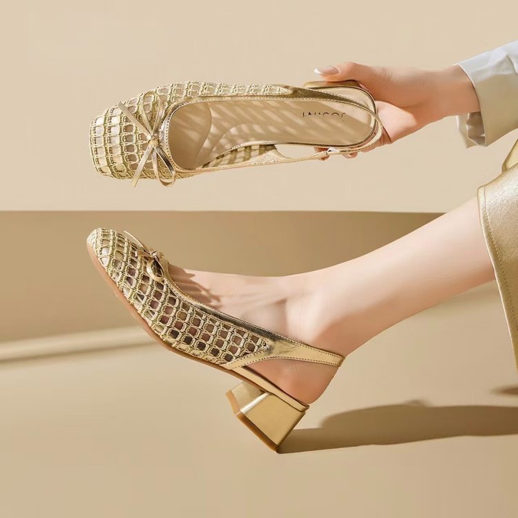 Sandalias retrógradas francesas cuadradas con arco hueco para mujeres verano 2026 nuevo tacones con sandalias de cabeza