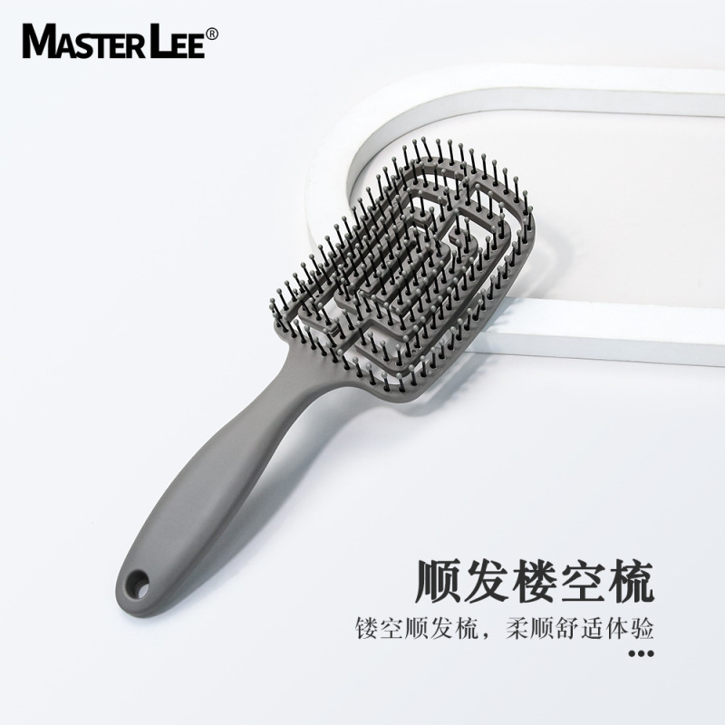 Master leeの骨付き櫛の形は女性の家庭用の広い歯を結びません。|undefined