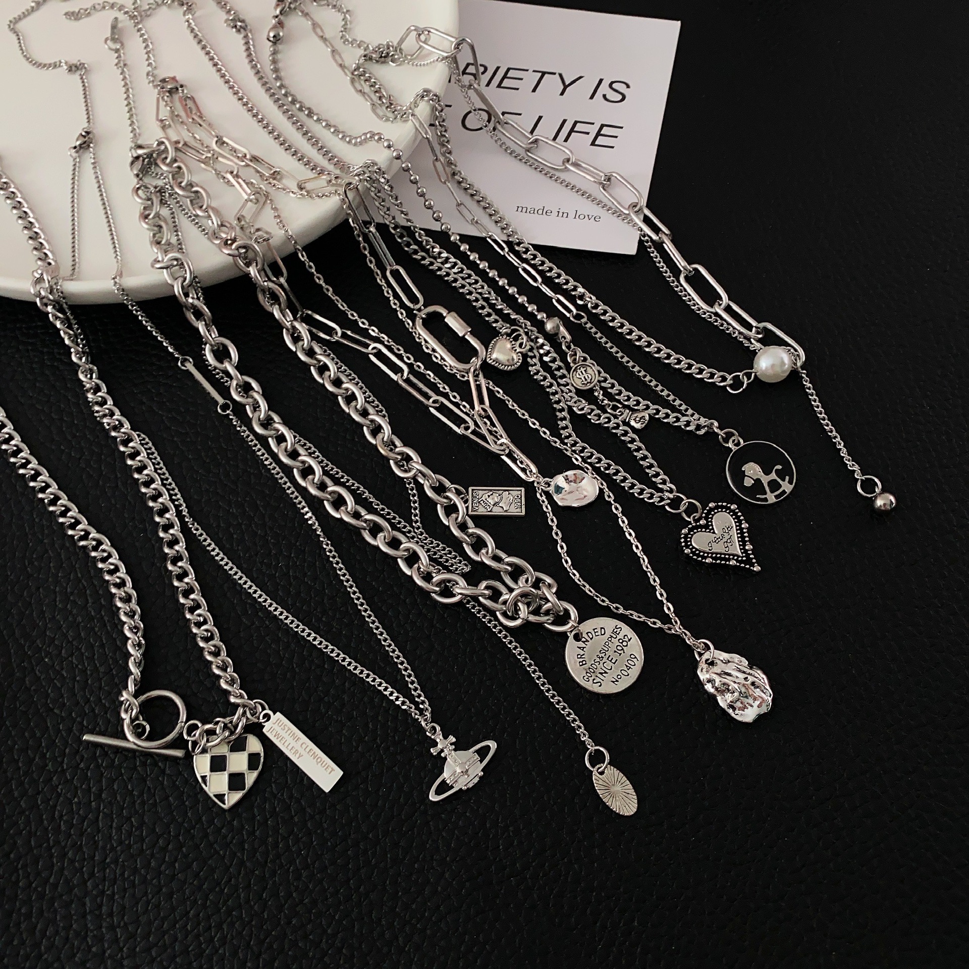 潮酷嘻哈爱心方牌吊坠项链百搭钛钢装饰毛衣链小众个性卫衣链男女