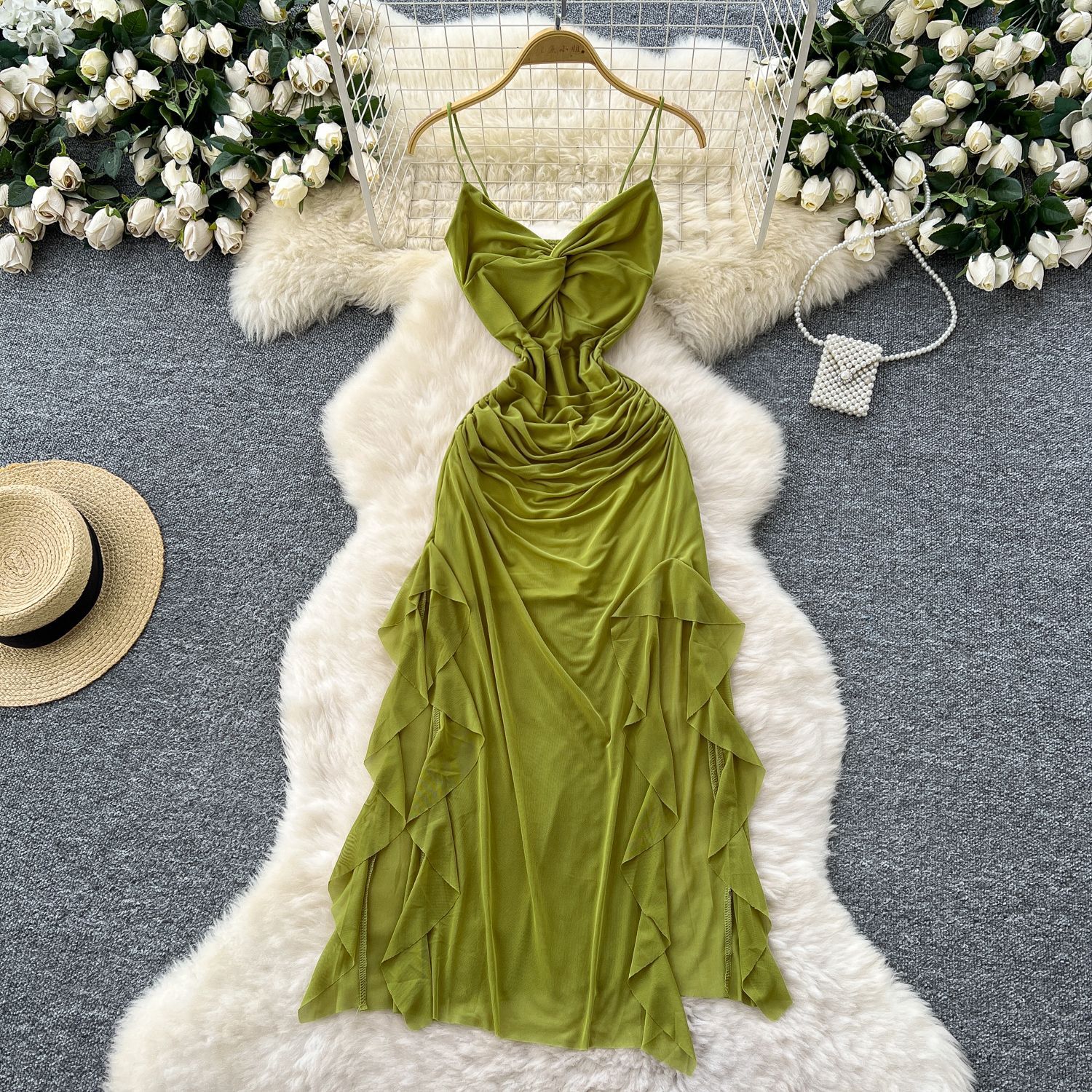 女神范设计感小心机扭结吊带连衣裙女2025夏季褶皱收腰不规则长裙