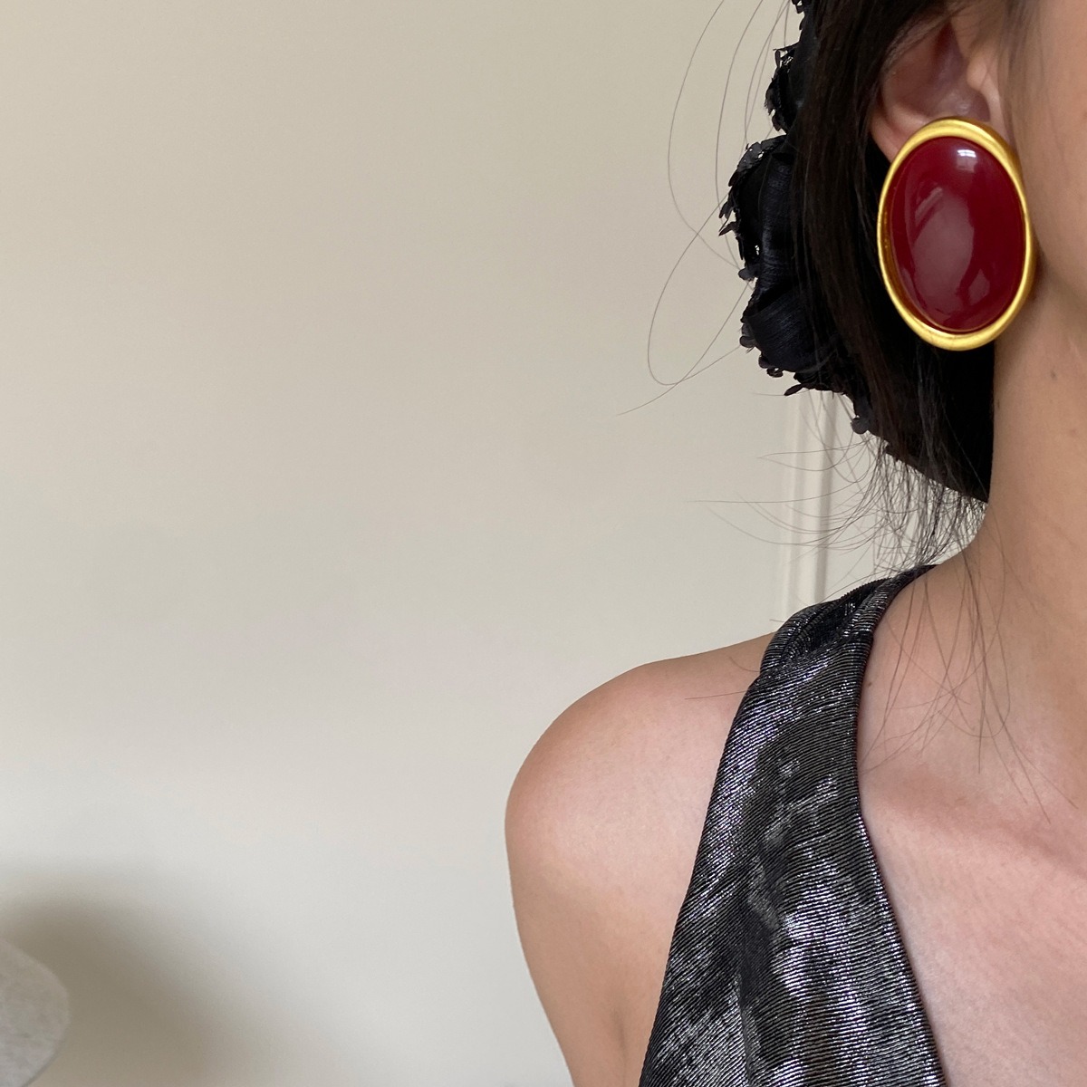 Aguja de plata Encola rojo ovalado Pendientes de diseño retro femenino Pendientes de temperamento de moda Lujo ligero Sentido avanzado