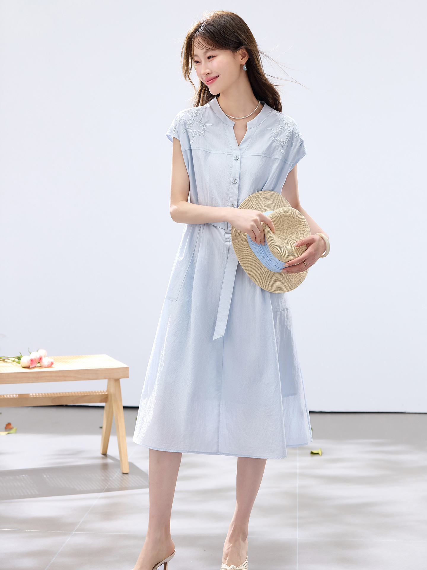 Đầm maxi nữ thắt eo cao, thiết kế quá gối, thêu hoa tinh tế phong cách trưởng thành — xanh lam, màu trắng