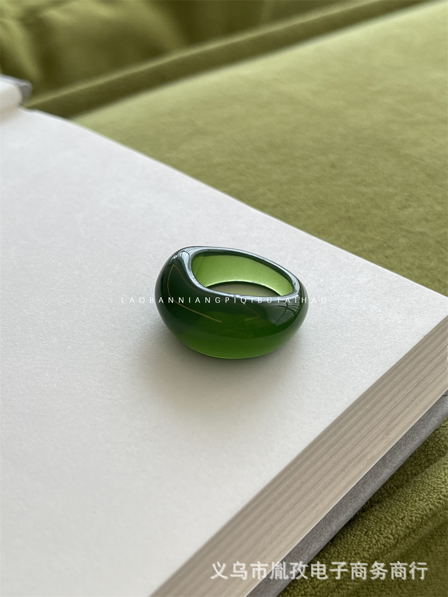 El pequeño blogero del libro rojo con el mismo anillo de resina en forma de tesoro único de nicho, anillo de viento frío para atraer riqueza