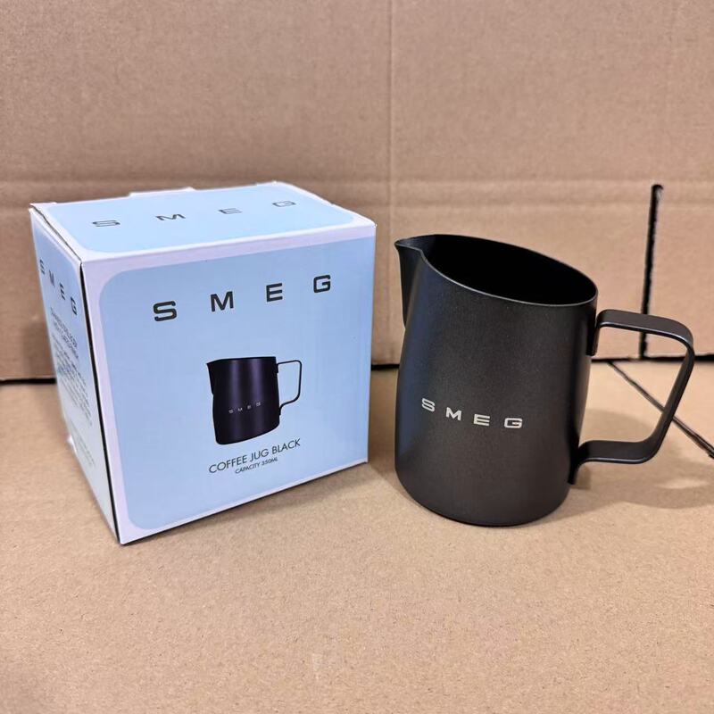 Hot-Selling In-Stock European Standard Italian Smeg Professional Coffee Latte Art Cup Rw Collaboration Milk Frothing Cup 350ml Stainless Steel
