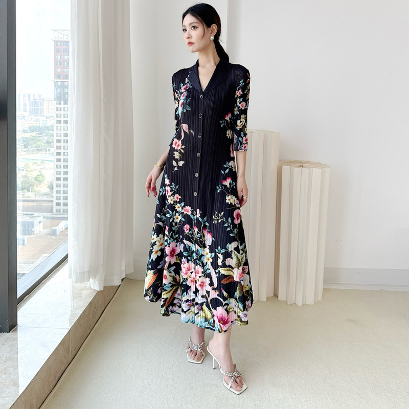 2026 Pleated Suit Collar Dress with High-End Printed Design, Loose Fit, Flattering, Large Hem, Three-Quarter Sleeves, Pleated Skirt for Women