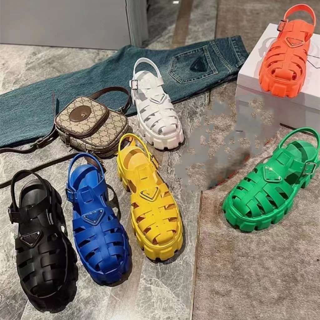 Woven sandals platform with gears