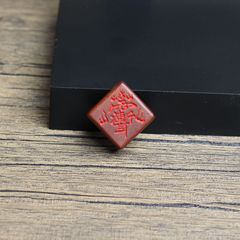 雷撃ナツメの木の小さい四角のペンダントの彫刻の紫薇は朱砂の携帯電話のペンダントのキーホルダーを塗って角に対して穴を開けます。