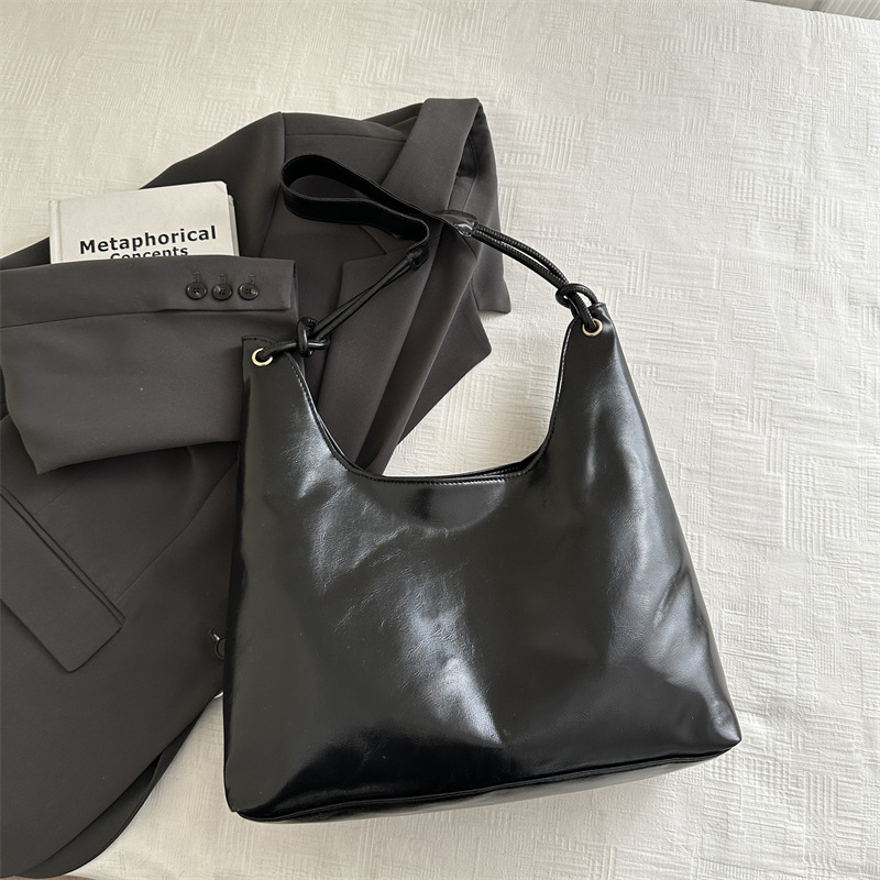 Bolso de hombro de gran capacidad de cuero blando de invierno 2024 nuevo estilo versátil bolso de brazo bolso de moda bolso especial para mujeres