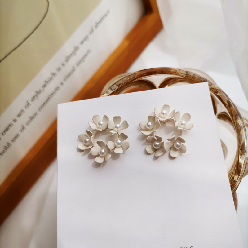White earrings, silver 925 sample