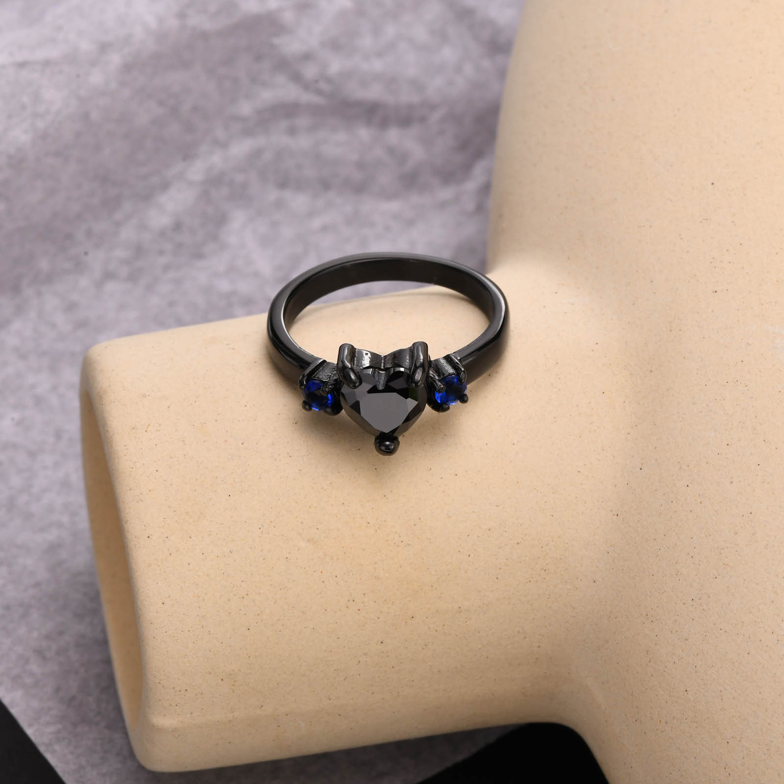 6g Weight Vacuum Plating Gold Plating Process Wholesale Jewelry Retro Heart Shape 201 Stainless Steel Zircon Gold Plated Plating Stainless Steel Rings