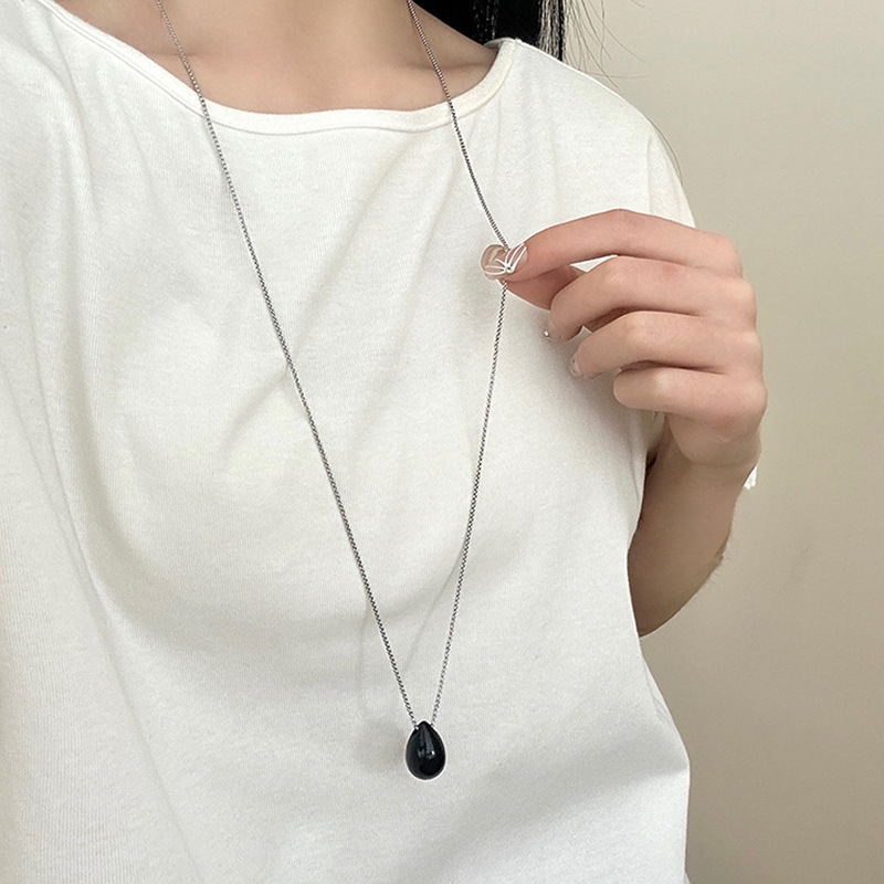 コールドスタイルのシルバーのブラッシュド加工ドロップペンダントネックレス、女性向け、ニッチなライトラグジュアリー、高級感、ロングタイプ、秋冬のセーターチェーンに万能|undefined