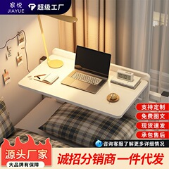 ベッドの上の机は折りたたみができます。