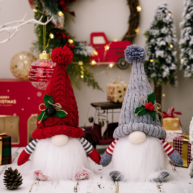 クリスマスプレゼントの長いひげのサンタクロースの明かりの子供は装飾品のショーウインドーのテーブルのカウンターの装飾の配置を並べます。|undefined