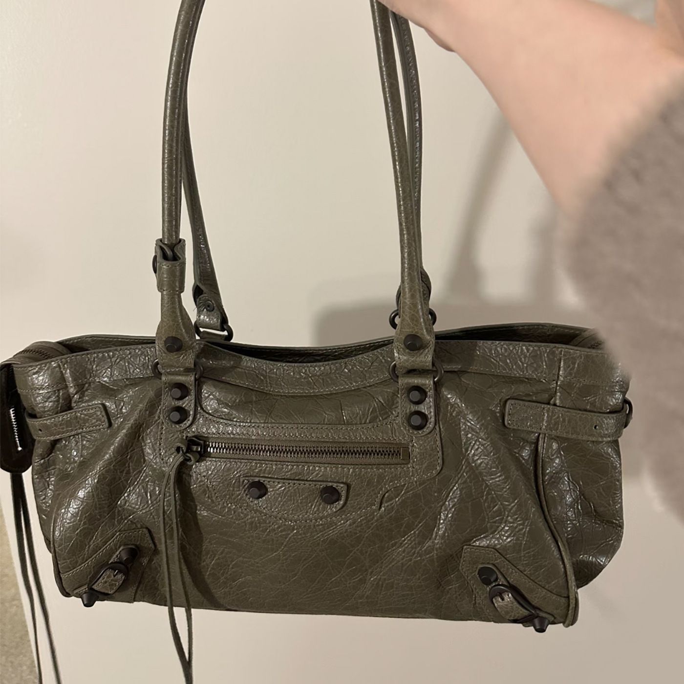 2025 New Women's Le City Horizontal Moto Bag Retro Spicy Girl Studded Bag Pleated Top Grain Cowhide Underarm Bag - Thumbnail 4