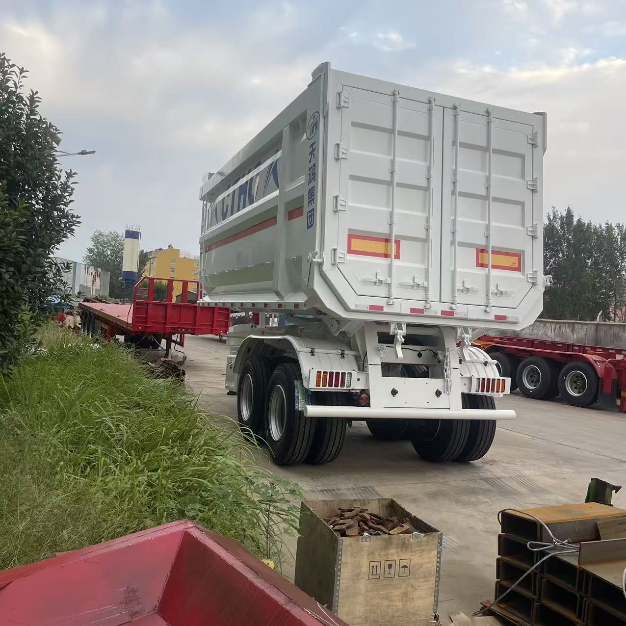 Source Factory Sells U-Shaped 2-Axis Rear-Turning Dump Semi-Trailer for Transporting Sand, Gravel and Coal Trailer, Heavy-Duty and Lightweight