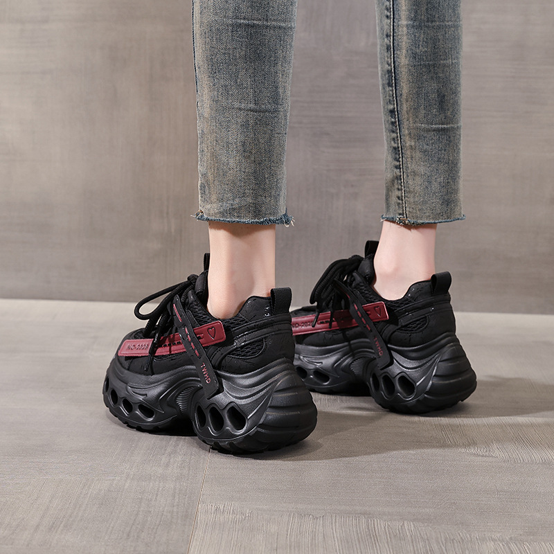 Giày sneaker nữ đế dày tăng chiều cao kiểu lỗ thời thượng — màu đen