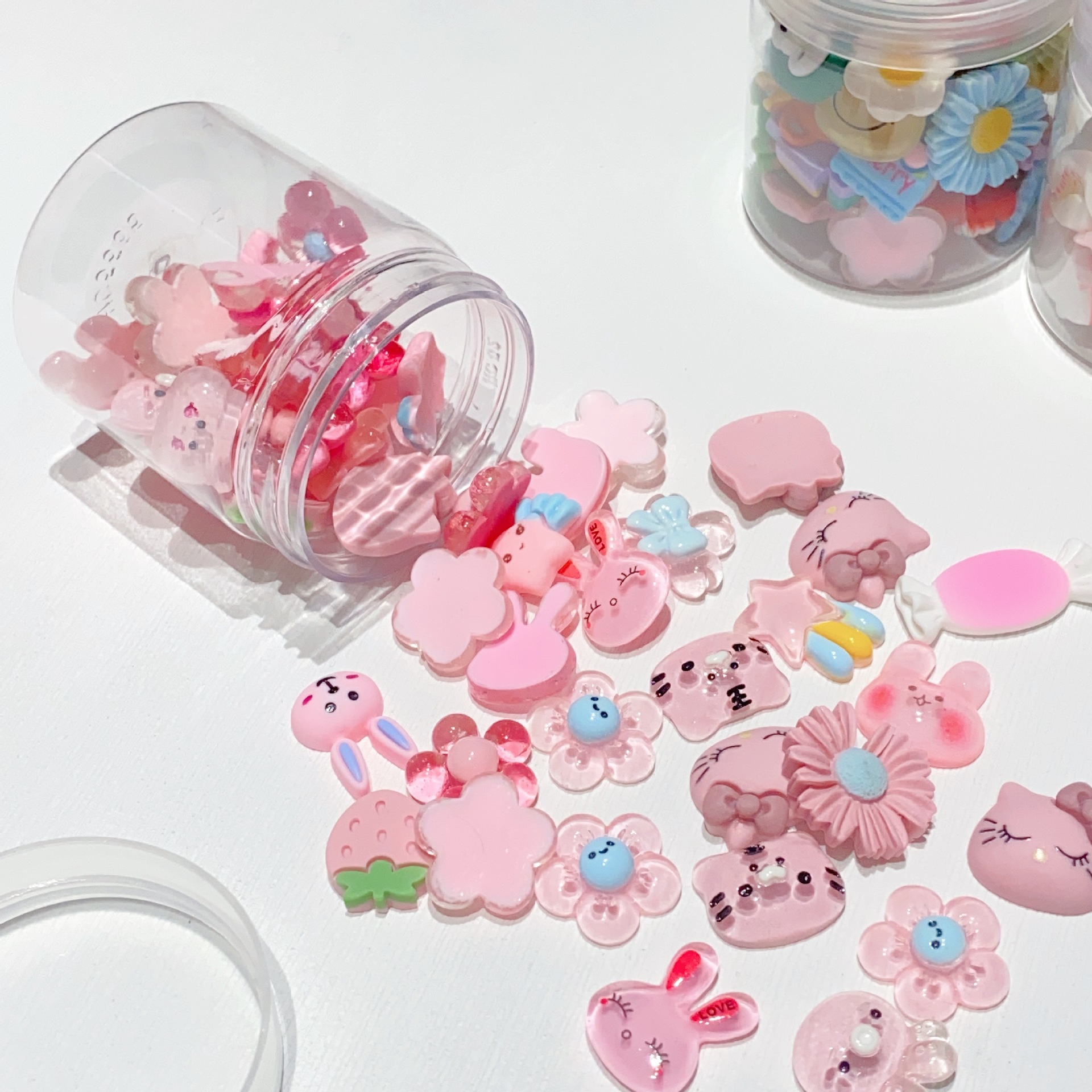 Directo de fábrica de color de dibujos animados mezclado DIY accesorios de resina al por mayor pegamento crema teléfono móvil Shell horquilla accesorios de producción