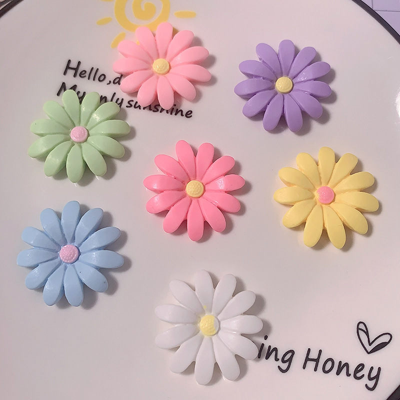 Accesorios de resina de flor de margarita de color transfronterizo DIY pegamento de crema agujero de cáscara de teléfono móvil agujero de zapatos taza de agua material de pegatina de refrigerador
