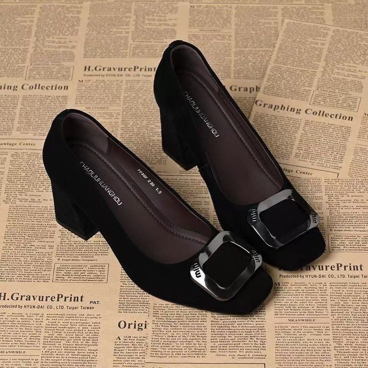 2026 nuevo estilo de primavera de cabeza cuadrada de metal cuadrado botón de talón grueso viajero poco profundo zapatos franceses de nicho de tacones altos para mujeres