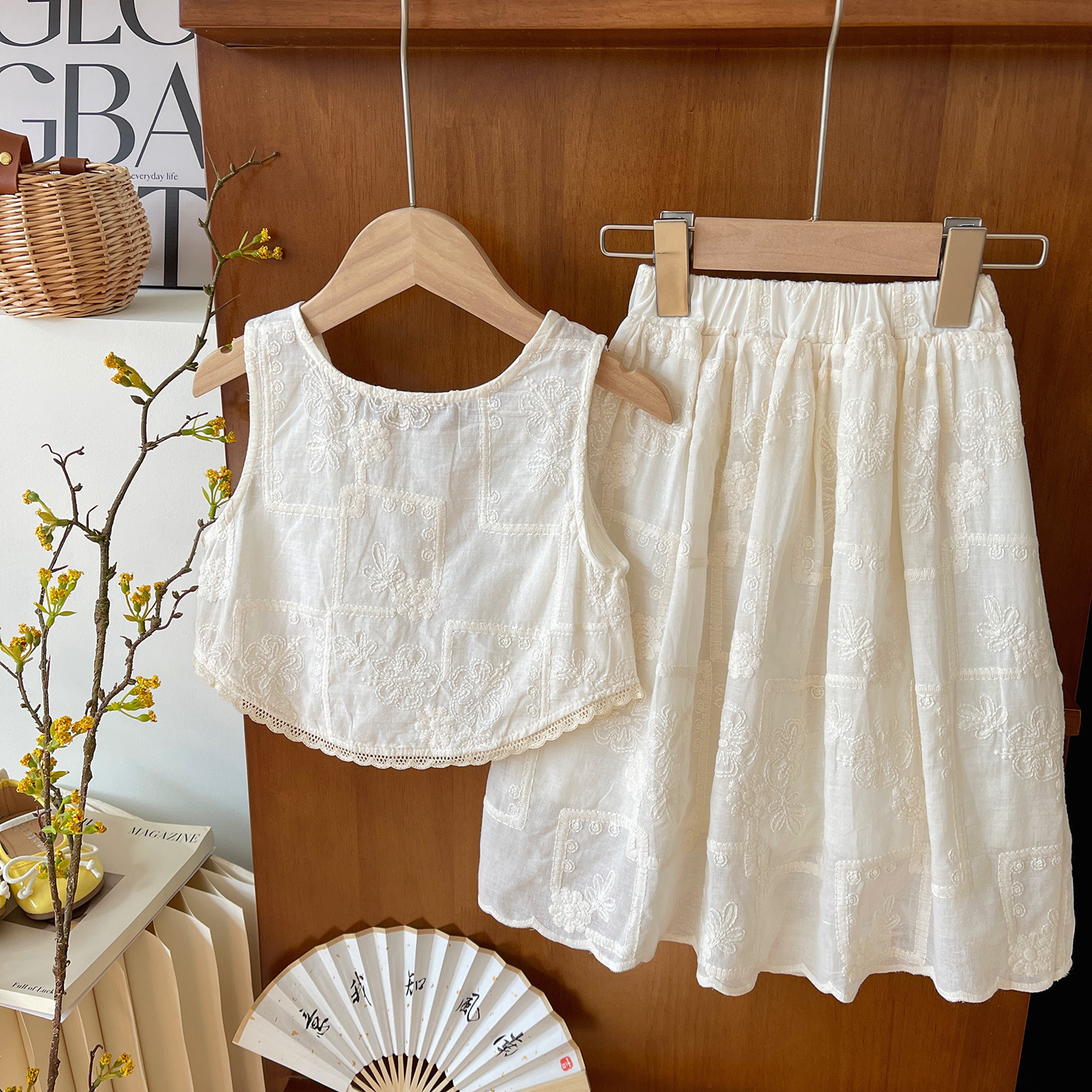 Conjunto de saia e colete de renda para meninas da nova edição coreana 2024, conjunto confortável de duas peças para bebês no verão 24107_voghion.com