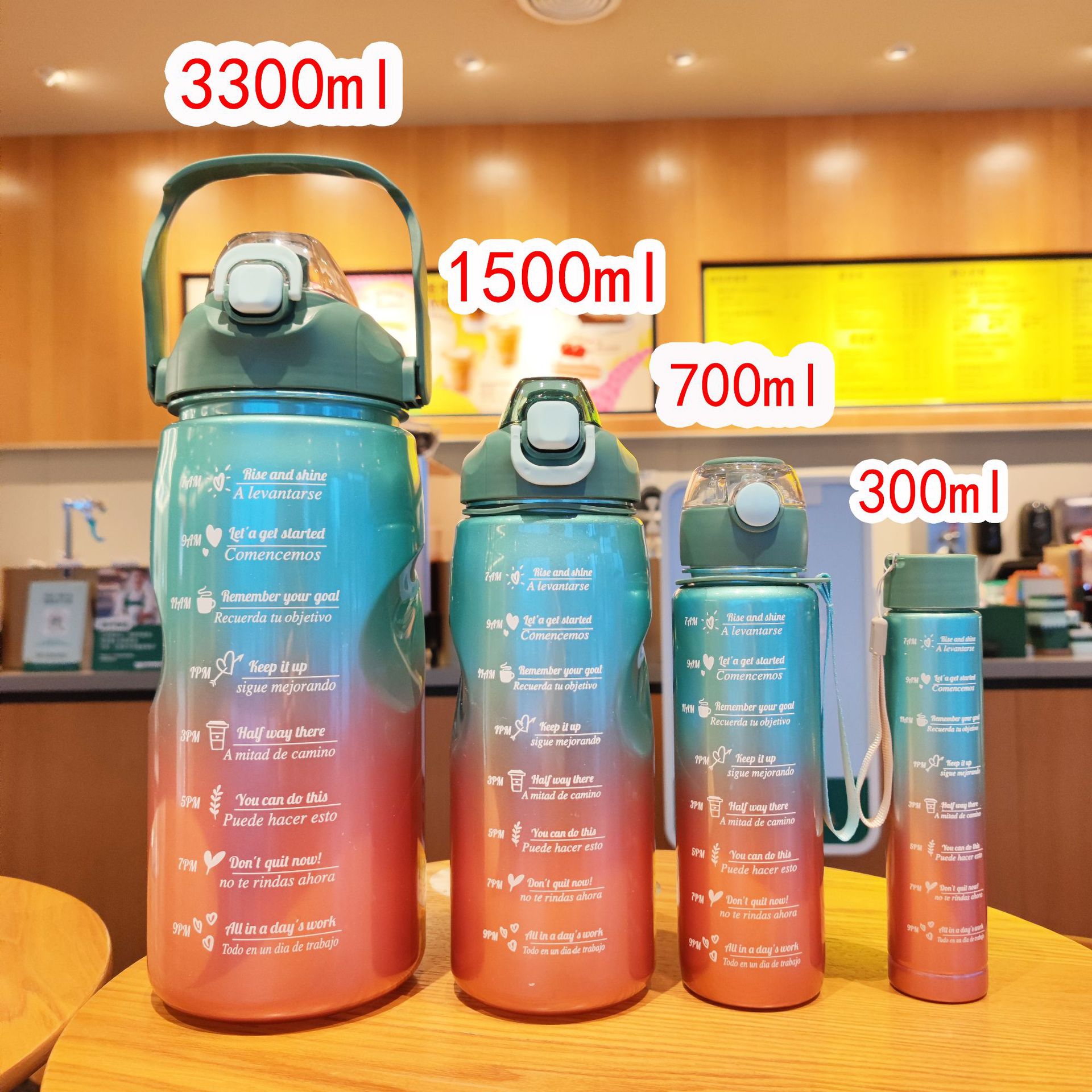 Resalte gradiente de color plástico paja taza de agua de cuatro piezas conjunto de gran capacidad de fitness deportes hervidor de agua mango portátil botella de agua