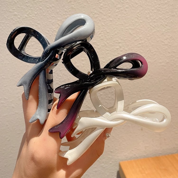 大きいサイズのアクリルの蝶結びは女性の高級感のグラデーション色のアイロンを挟んで後頭部のサメの頭を挟んで飾ります。|undefined