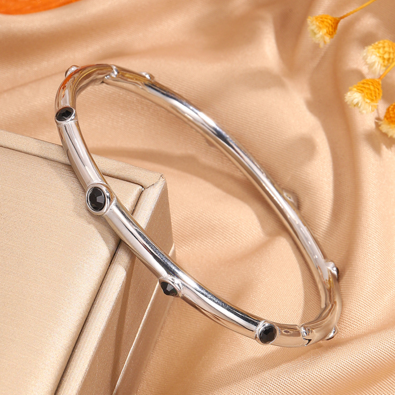 Mujeres de acero inoxidable diez pulseras de perforación galvanizadas de alta calidad 18k oro de moda pulseras de lujo ligeras joyas personales versátiles