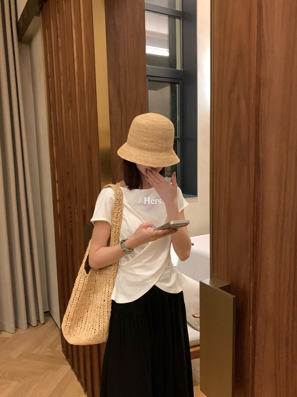 Áo thun nữ tay ngắn cổ tròn phong cách Hàn Quốc, thiết kế lưng xẻ khoét lệch — màu đen, Xám khói, trắng ngà, màu hồng chi tiết 4