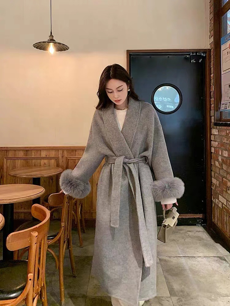 雰囲気のバスローブの長いタイプのウールの両面のラシャのコートの女性の高級な秋冬は本当にキツネの毛のコートを取り外します。
