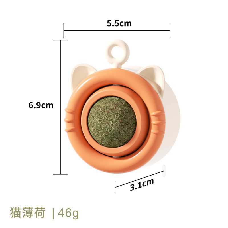 猫のおもちゃの回転猫のミントのボールを舐めます。