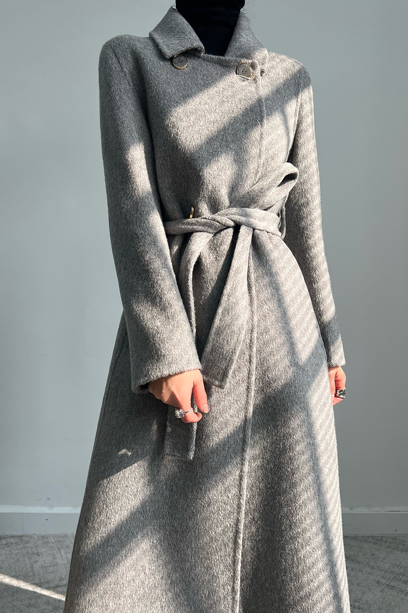 羊のキャメルケースのコートのウールの長いタイプのコートは子供の襟を修理します。