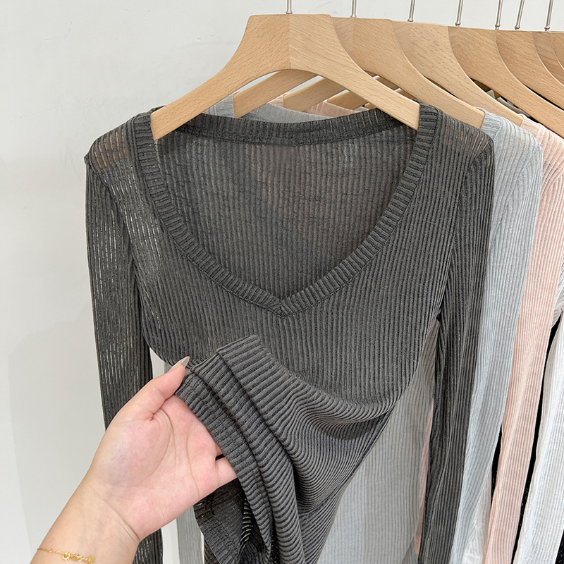 Camiseta de punto de cuello en V para mujeres 2025 primavera y otoño nuevo temperamento interior con camisa de fondo agujero de diseño de textura sensación de blusa delgada image 9