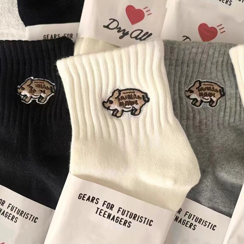 Japanese fashion brand cartoon pig embroidered short socks men's and women's street sports outer wear mid-calf cotton socks fashion socks