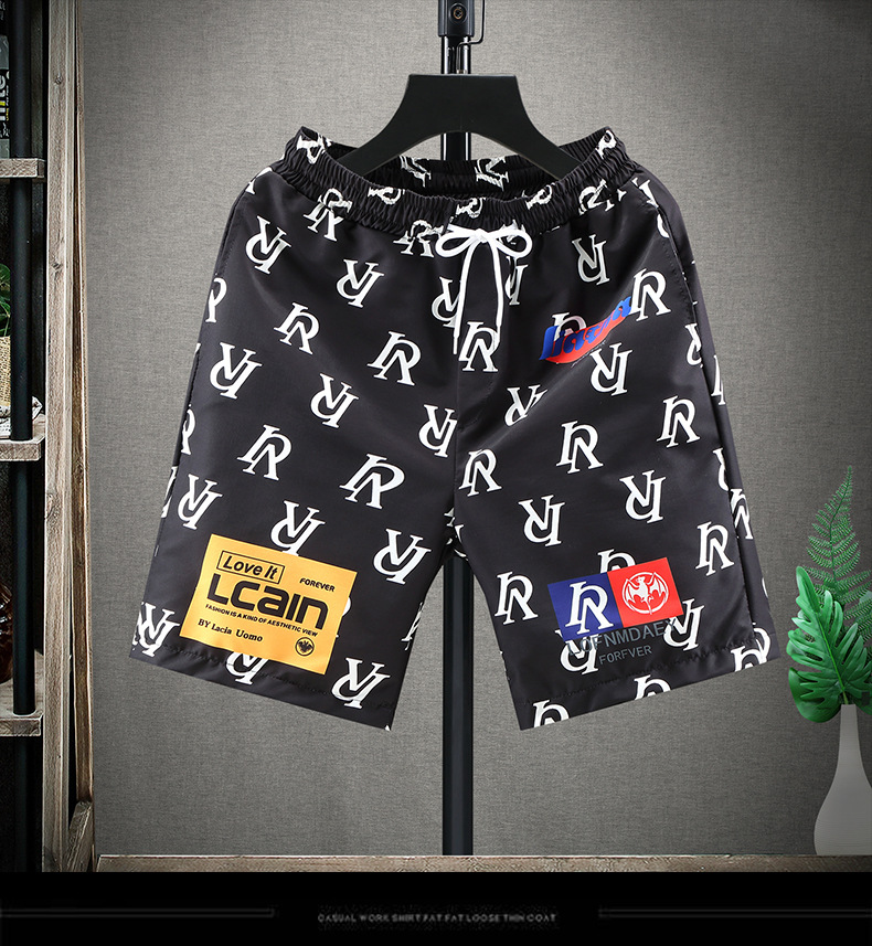 À la mode pour les hommes portent des pantalons de sport décontractés de marque de mode, vêtements de plage, beaux shorts tendance_voghion.com