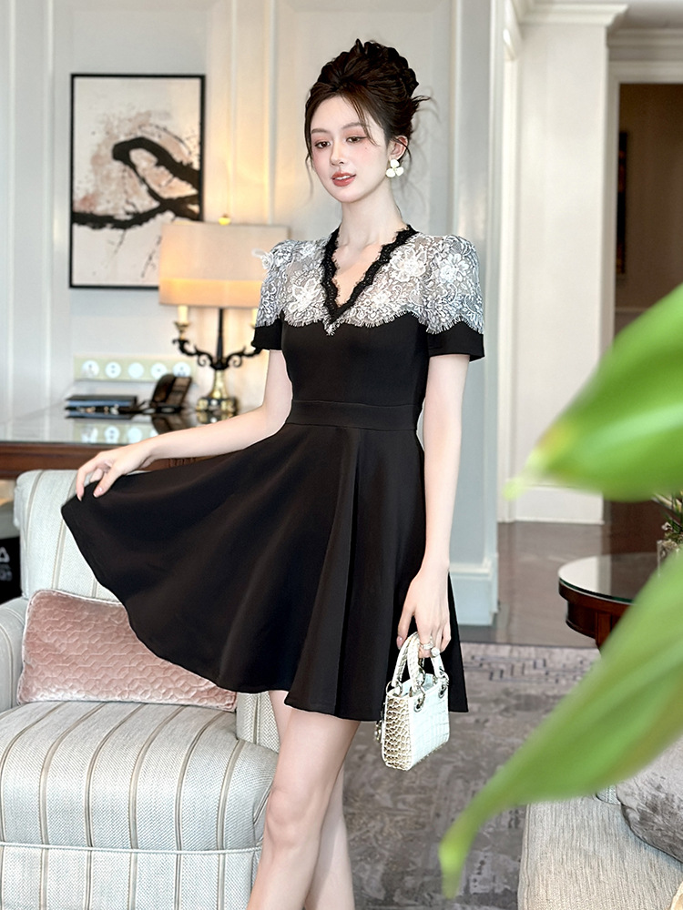 Váy chữ A cổ chữ V phối ren thắt eo phong cách Pháp — Màu đen