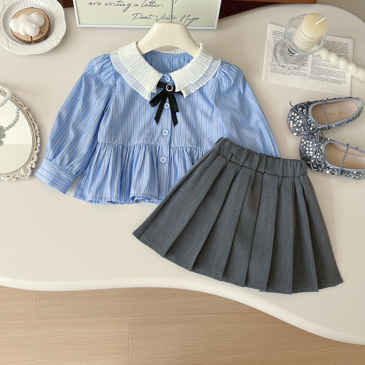 Mädchen Set Aus Gestreiftem Hemd Und Faltenrock Im College Stil_voghion.com