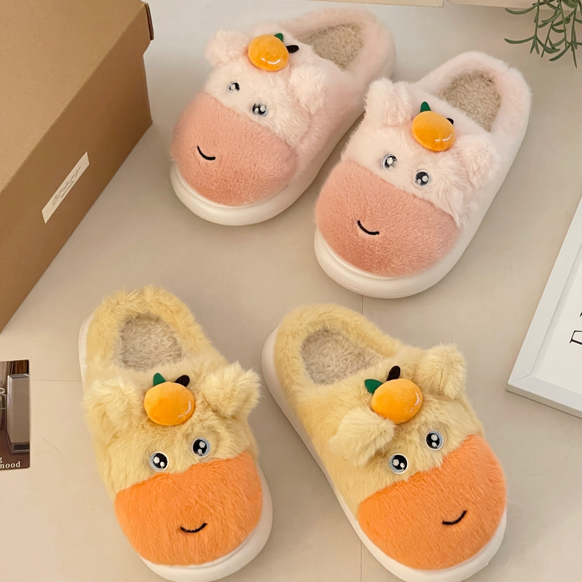 Nuevas zapatillas de algodón de caricatura de agua dulce otoño y invierno antideslizante calentamiento de veludo grueso para usar zapatillas de algodón fuera del hogar para mujeres